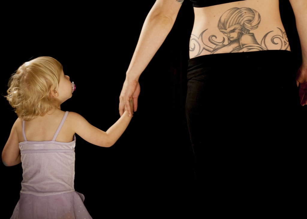 Tatuaggi in gravidanza, rischi e cautele
