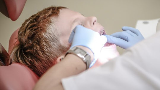 Parodontite e carie: ritardare la cura puo’ essere letale per i nostri denti