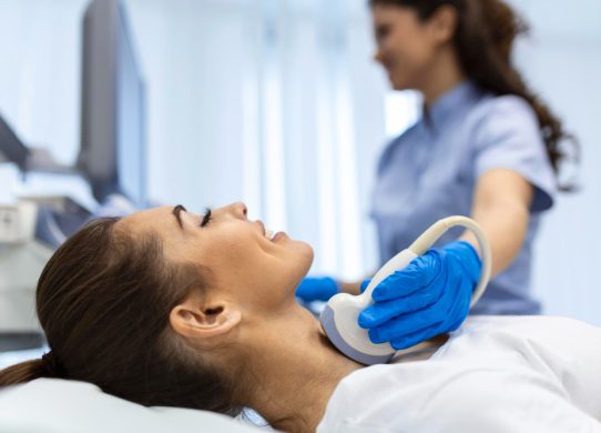 Cancro della tiroide sintomi, cause e terapia