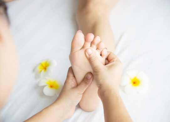 Gestire l'ansia e liberarsi dello stress estivo riflessologia plantare e naturopatia per vacanze tranquille