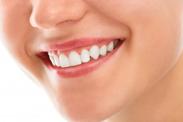Sbiancamento dentale: a casa e dal dentista