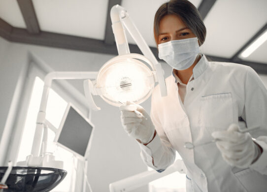 Terapia luminosa attraverso la nanotecnologia: un nuovo approccio alla cura dentale